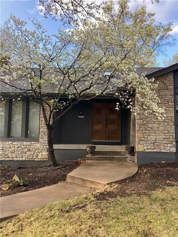 $390,000 | 211 Northwest Juniper Street, Lee's Summit, MO 64064