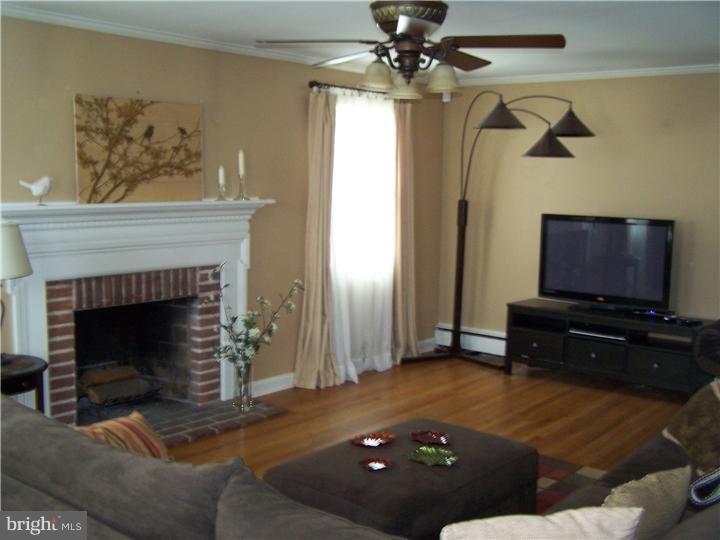 18 Michael Road Havertown, PA 19083 - Photo 4 of 25 Living Room