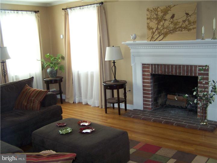 18 Michael Road Havertown, PA 19083 - Photo 5 of 25 Living Room