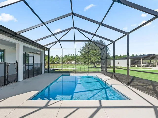 a view of a back yard