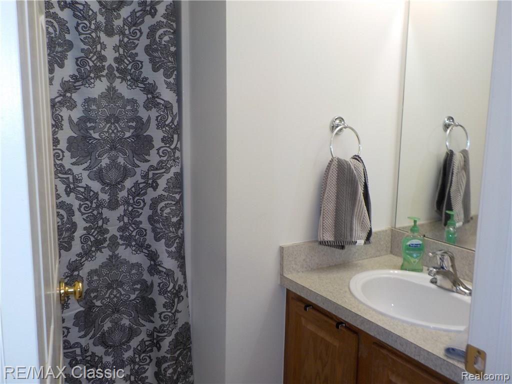 16954 Farmington Road Livonia, MI 48154 - Photo 10 of 15 DSCN2643.JPG