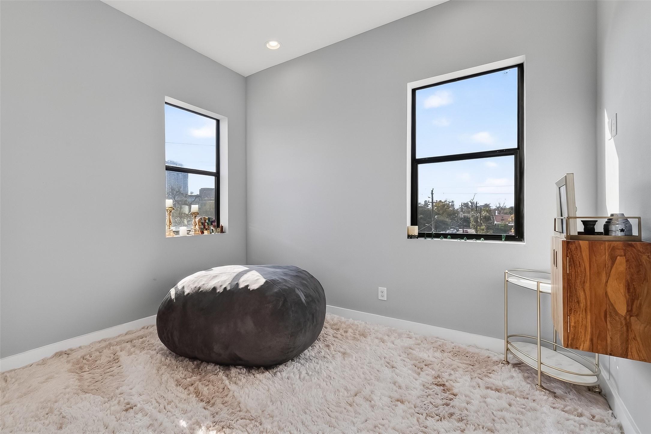 606 Pacific Street Houston, TX 77006 - Photo 26 of 41 a view of a livingroom with wooden floor and a window