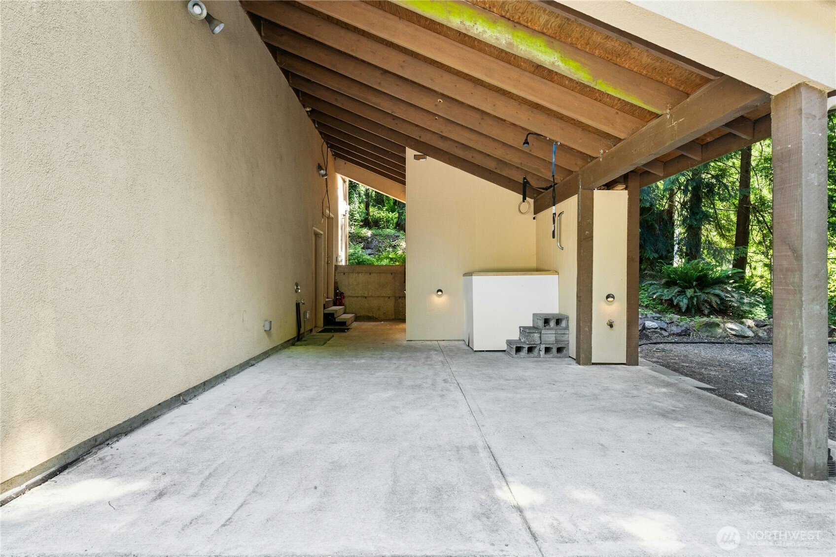 19027 Southeast May Valley Road Issaquah, WA 98027 - Photo 32 of 40