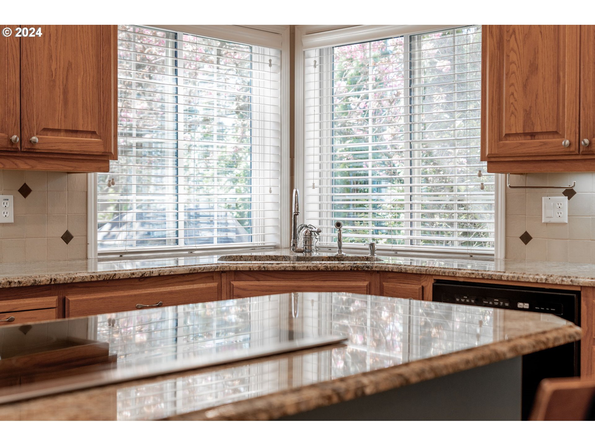 5736 Southwest Kruse Ridge Drive Portland, OR 97219 - Photo 9 of 37 Gallery Image 9