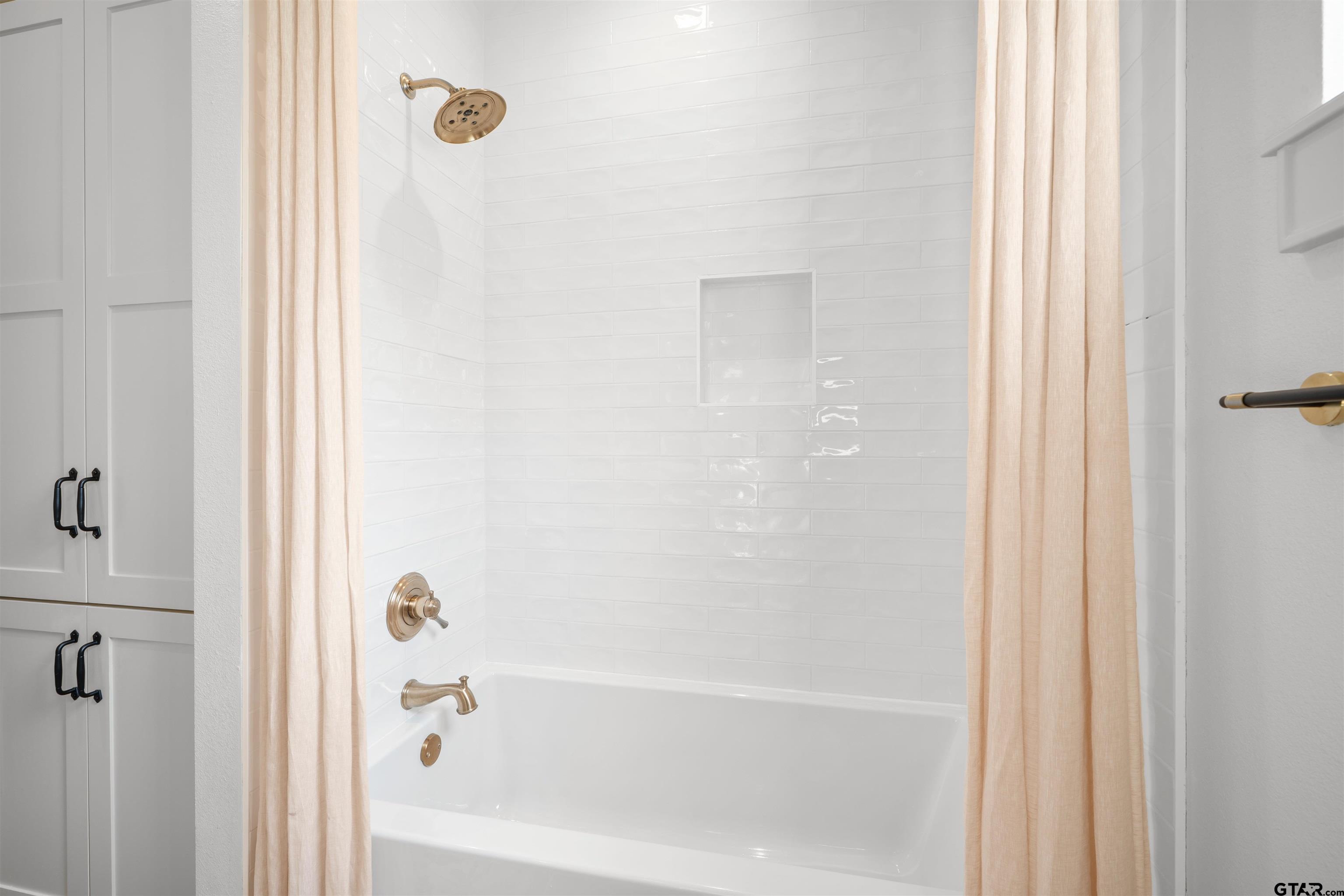 1555 Chaparrel Run Tyler, TX 75703 - Photo 37 of 48 a bathroom with a bathtub
