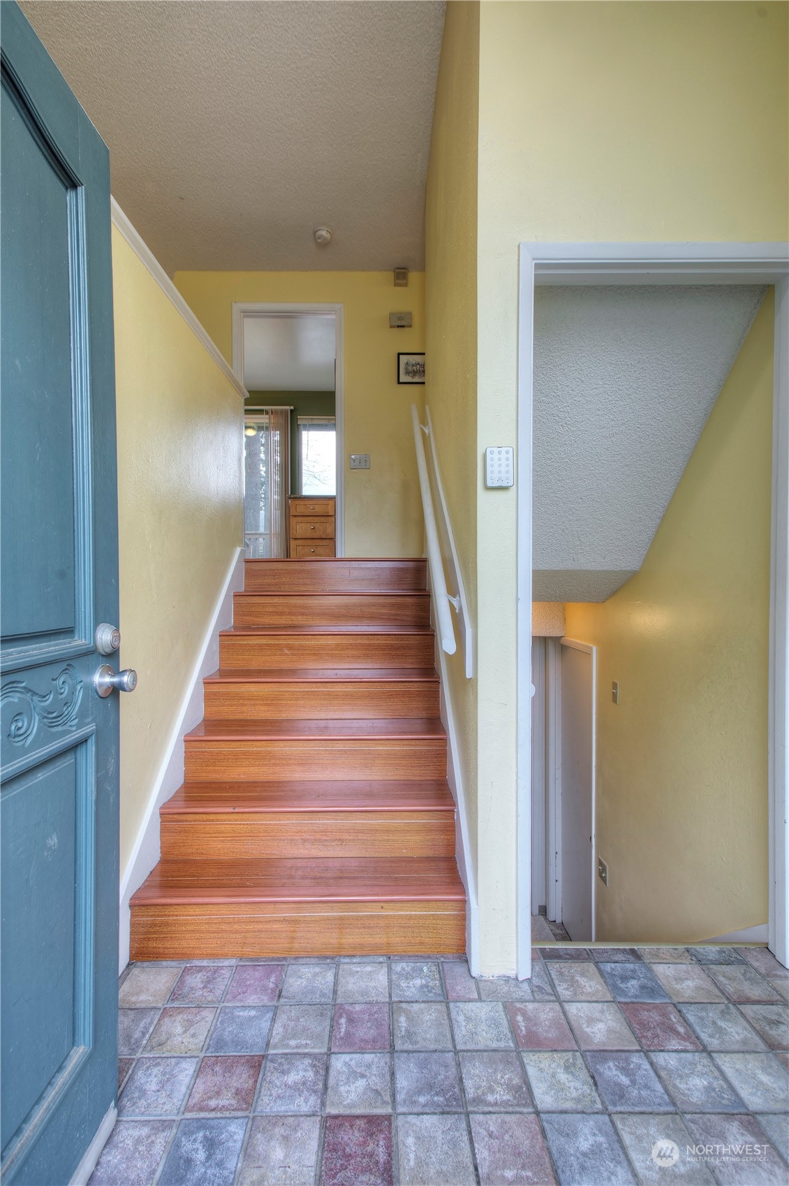 32607 35th Avenue Southwest Federal Way, WA 98023 - Photo 2 of 24 a view of entryway
