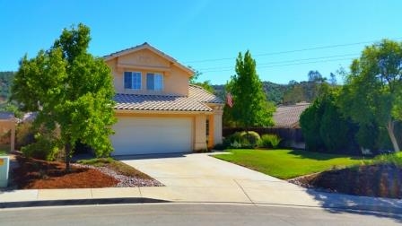 Beautifully landscaped front yard. Low water maintenance.