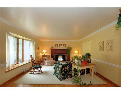 22 Club Road Rosslyn Farms, PA 15106 - Photo 2 of 18 Living Room. Hardwood floors, bay window