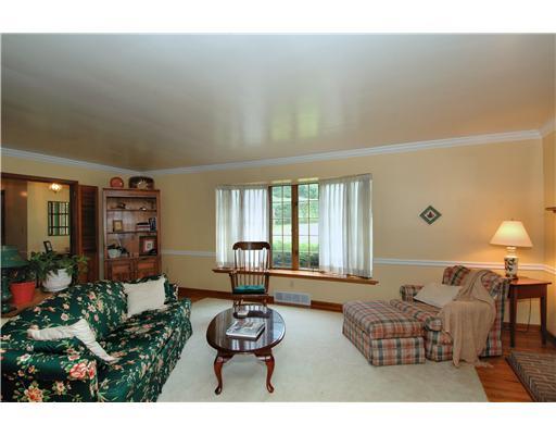 22 Club Road Rosslyn Farms, PA 15106 - Photo 3 of 18 Living Room.