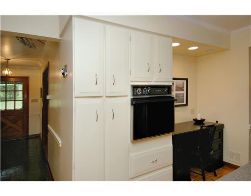 22 Club Road Rosslyn Farms, PA 15106 - Photo 7 of 18 Kitchen. Planning desk