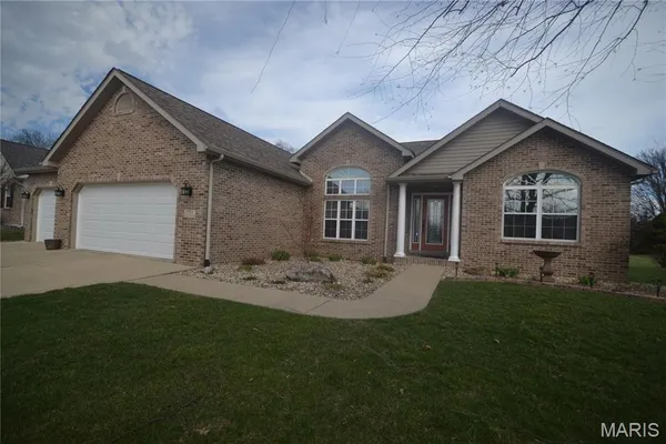 $379,900 | 753 Fieldview Drive, Smithton, IL 62285