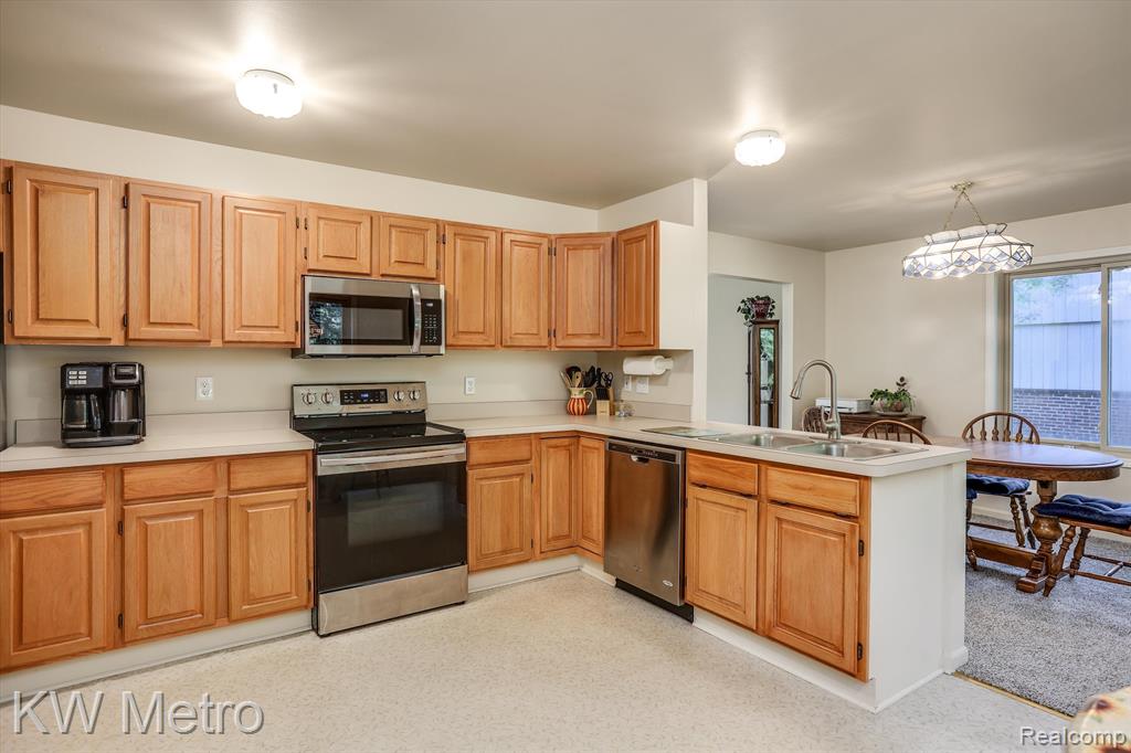 21542 Ruth Street Farmington Hills, MI 48336 - Photo 4 of 28