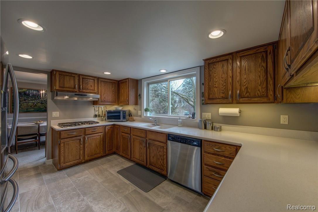46670 Strathmore Road Plymouth, MI 48170 - Photo 8 of 41 kitchen.jpg