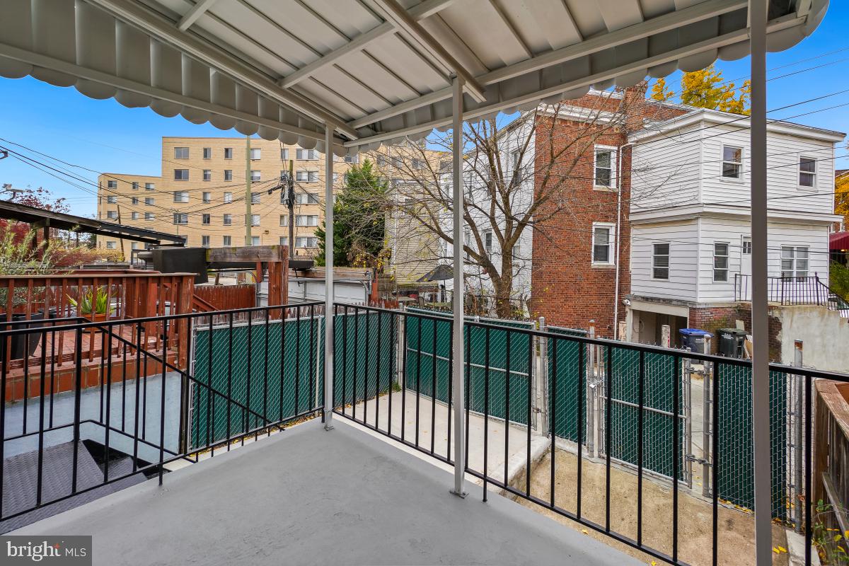 1526 Spring Place Northwest Washington, DC 20010 - Photo 32 of 35 a view of a building from a balcony
