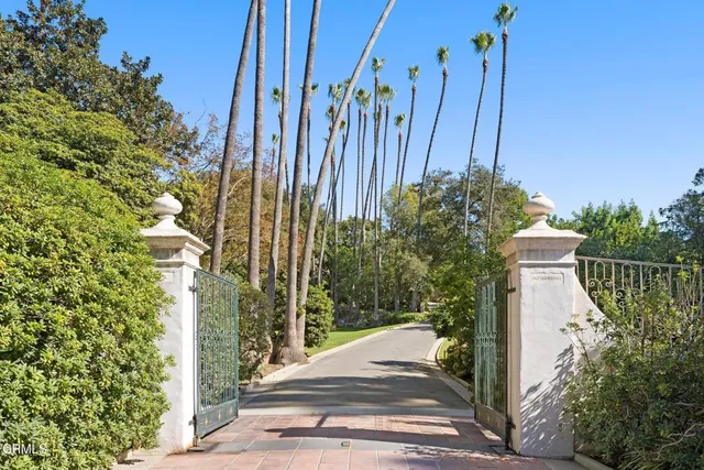 a view of a garden with fountain