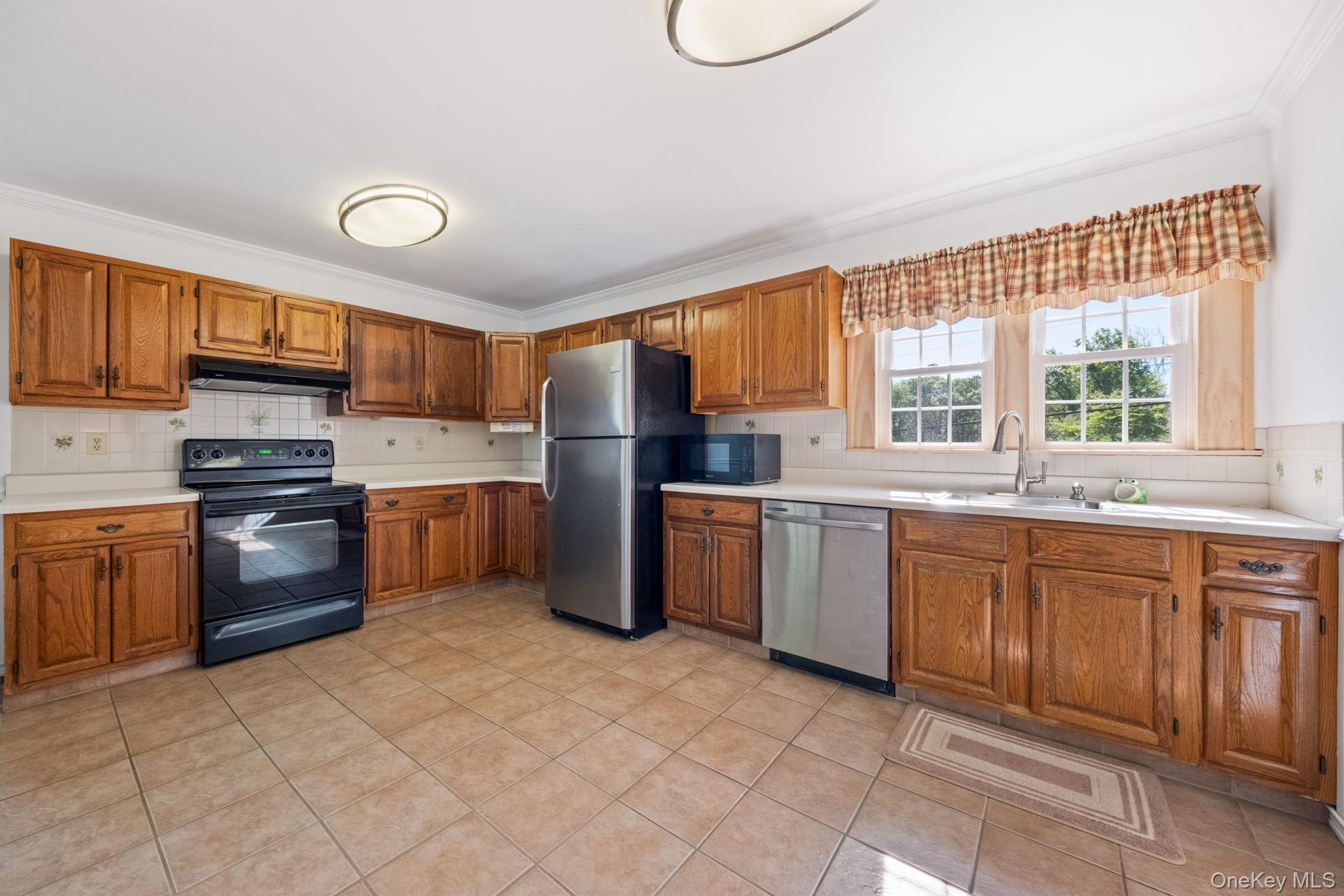189 Lakeside Road Newburgh, NY 12550 - Photo 4 of 33