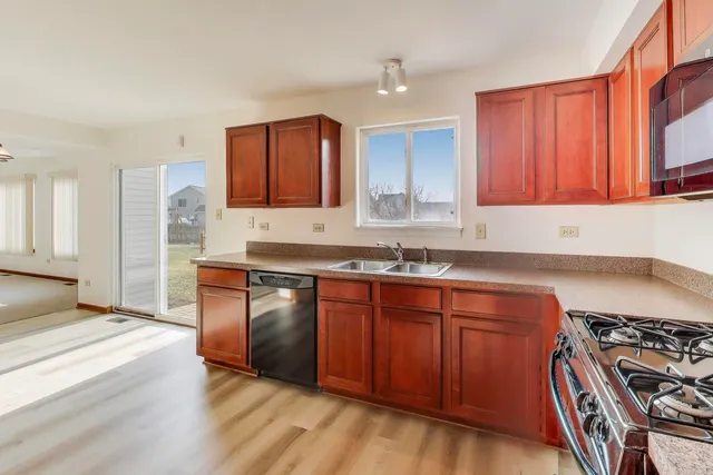 $369,000 | 2910 Bloomfield Drive, Joliet, IL 60436