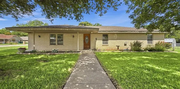 $298,900 | 610 Meadowlark Street, Hamilton, TX 76531