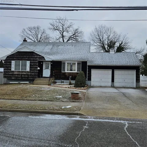 $1,600 | 210 South 9th Street, Lindenhurst, NY 11757