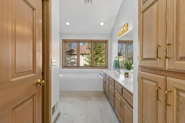 $599,900 | 1001 Walden Court, Burnsville, MN 55337