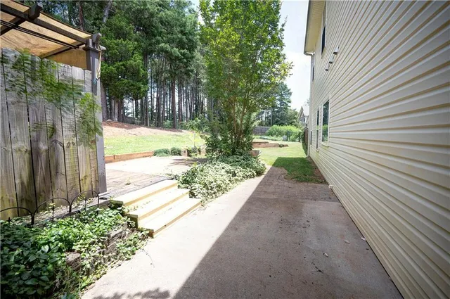 a view of a backyard with pathway