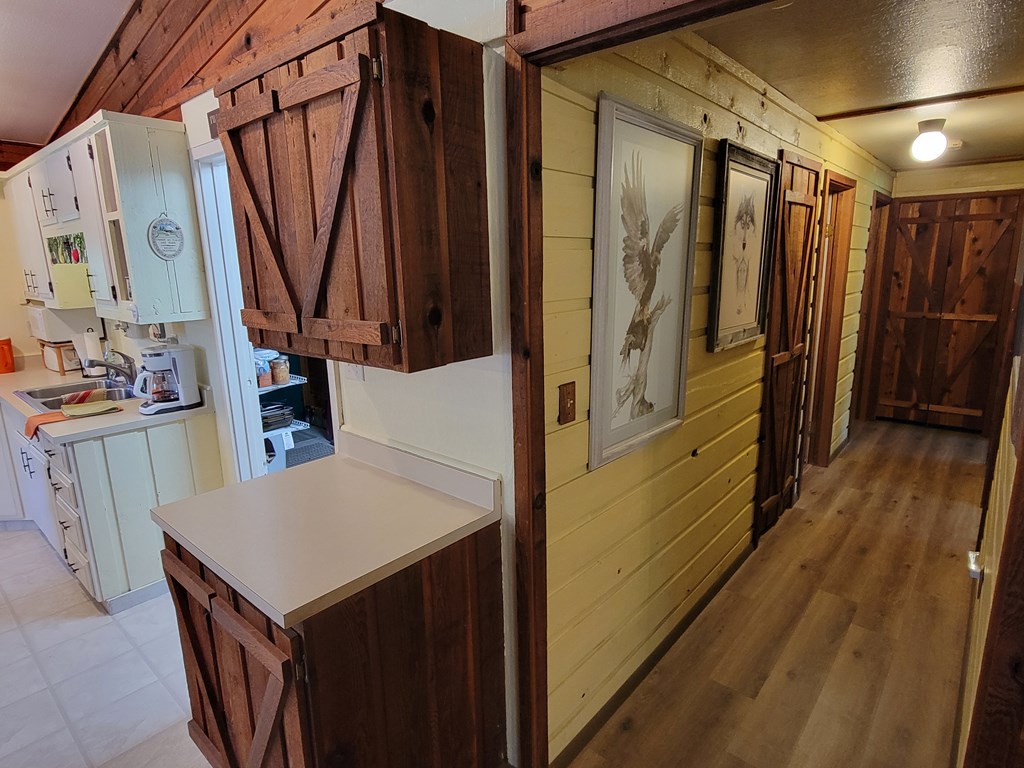 10525 Skunk Creek Road Cascade, ID 83611 - Photo 18 of 41 Hallway