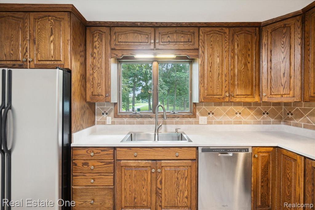 12160 Rattalee Lake Road Davisburg, MI 48350 - Photo 11 of 46