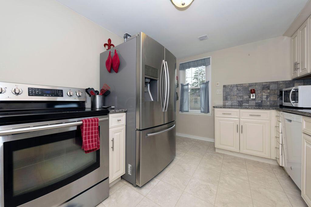 217 East Wilson Bridge Road Worthington, OH 43085 - Photo 14 of 24 Kitchen