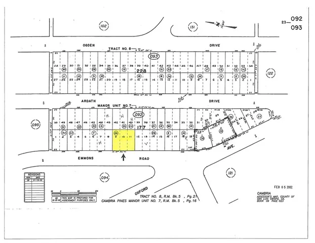 a black and white photo of a living room