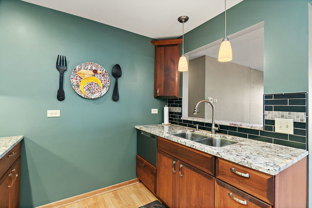 1871 Fox Run Drive, Unit A Elk Grove Village, IL 60007 - Photo 11 of 27 a bathroom with a sink and a mirror
