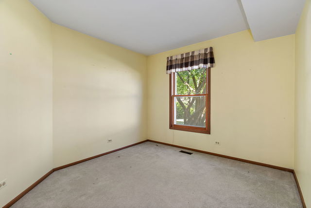 1871 Fox Run Drive, Unit A Elk Grove Village, IL 60007 - Photo 21 of 27 an empty room with a window