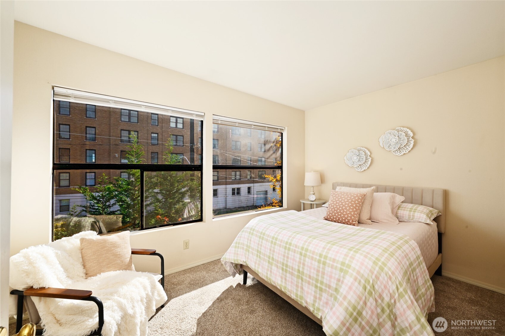 2827 Franklin Avenue East, Unit N9 Seattle, WA 98102 - Photo 11 of 23 a bedroom with a large bed and a large window