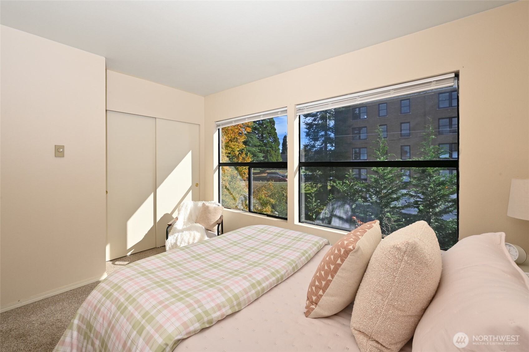 2827 Franklin Avenue East, Unit N9 Seattle, WA 98102 - Photo 12 of 23 a bedroom with a bed and glass window