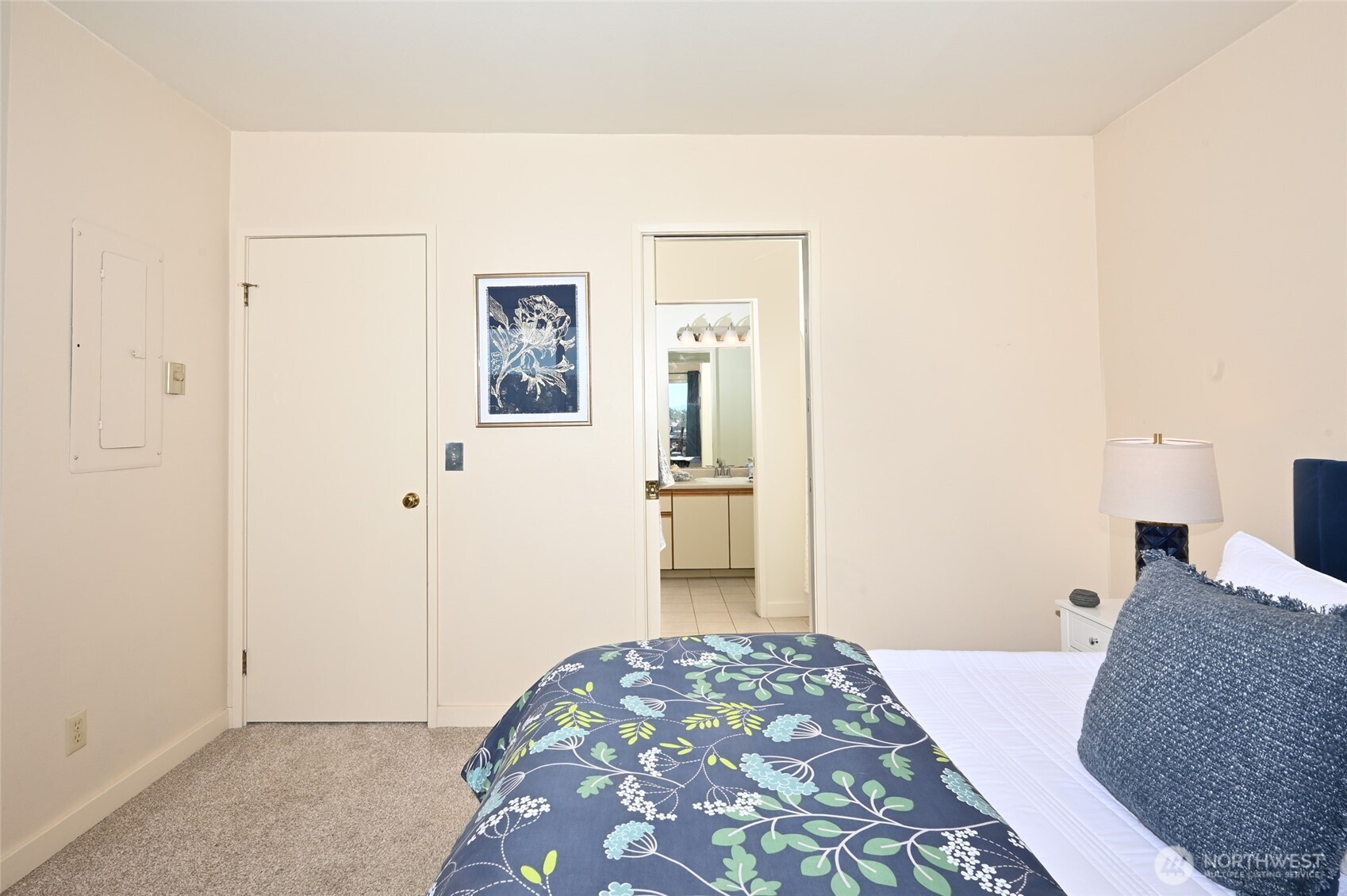 2827 Franklin Avenue East, Unit N9 Seattle, WA 98102 - Photo 15 of 23 a bedroom with a bed and a painting on the wall