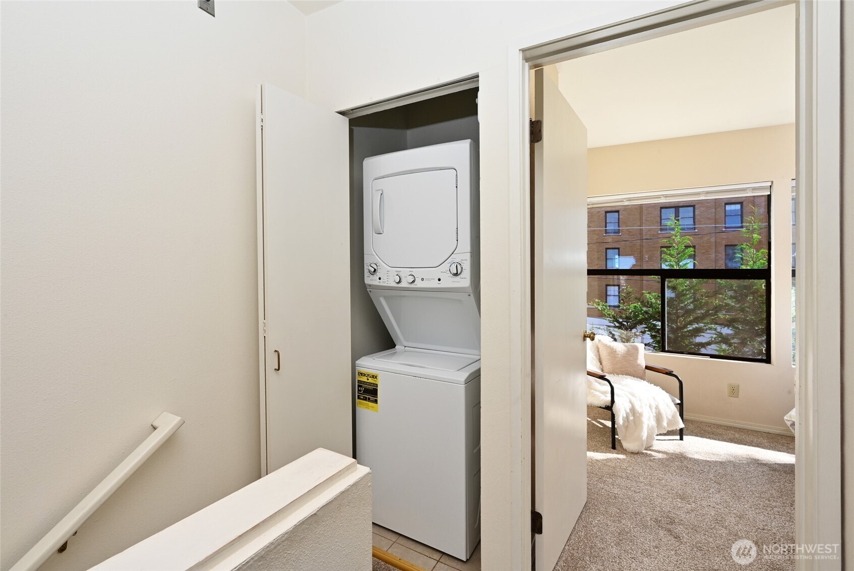 2827 Franklin Avenue East, Unit N9 Seattle, WA 98102 - Photo 16 of 23 a room that has a bed and a table in it