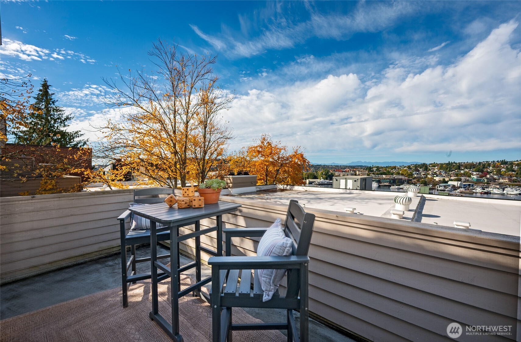 2827 Franklin Avenue East, Unit N9 Seattle, WA 98102 - Photo 17 of 23 a view of a chairs and table in patio