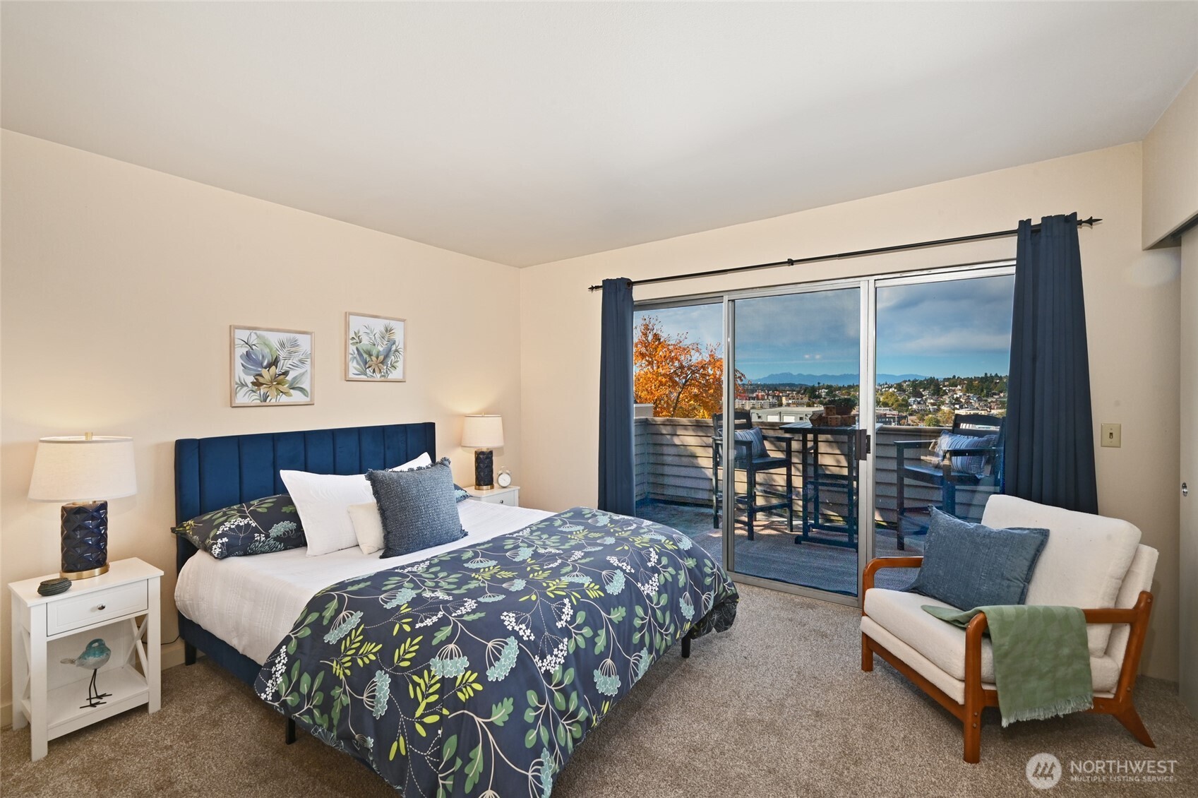 2827 Franklin Avenue East, Unit N9 Seattle, WA 98102 - Photo 9 of 23 a bedroom with a bed and a couch