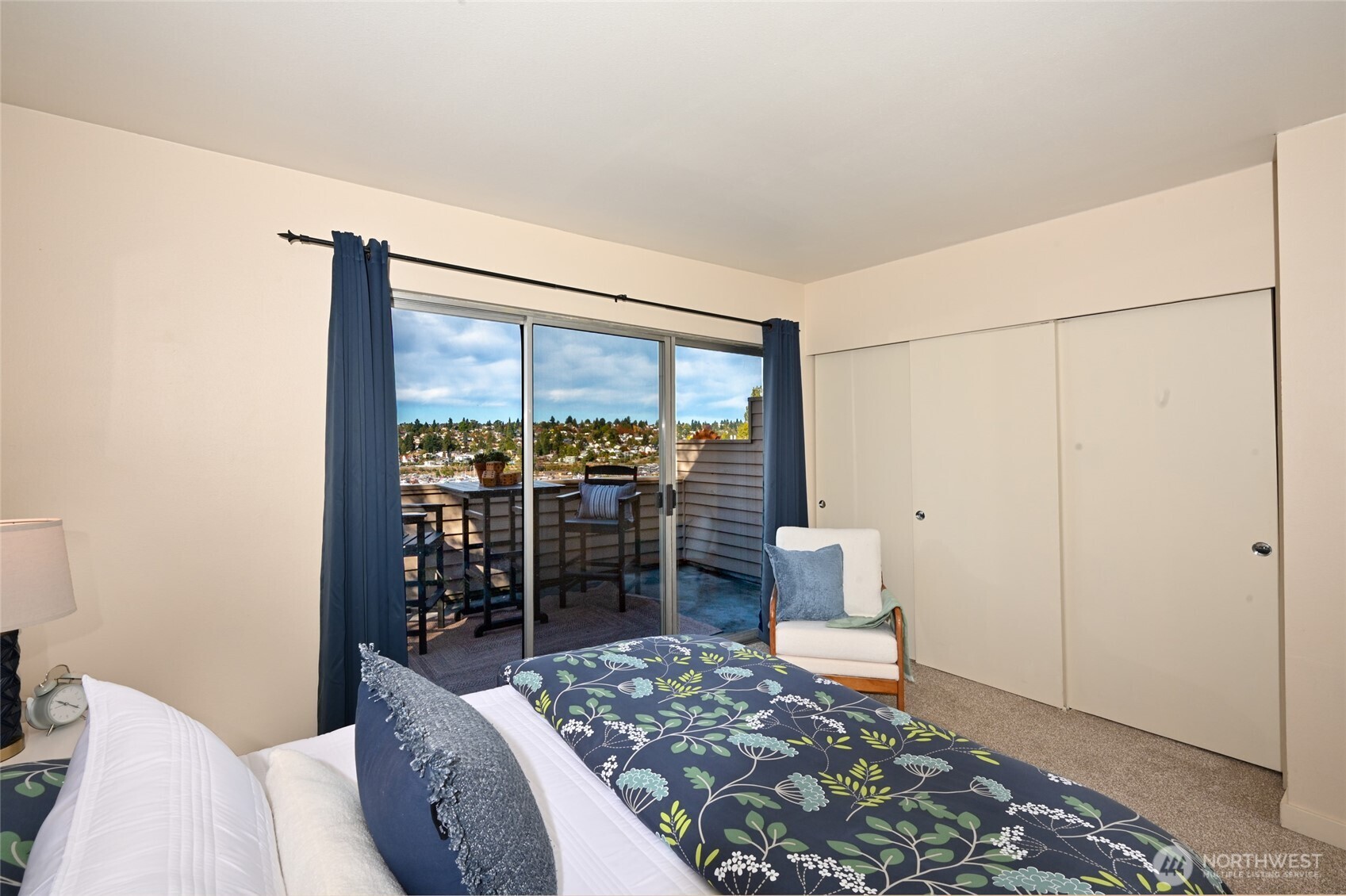 2827 Franklin Avenue East, Unit N9 Seattle, WA 98102 - Photo 10 of 23 a bedroom with a large bed and a window