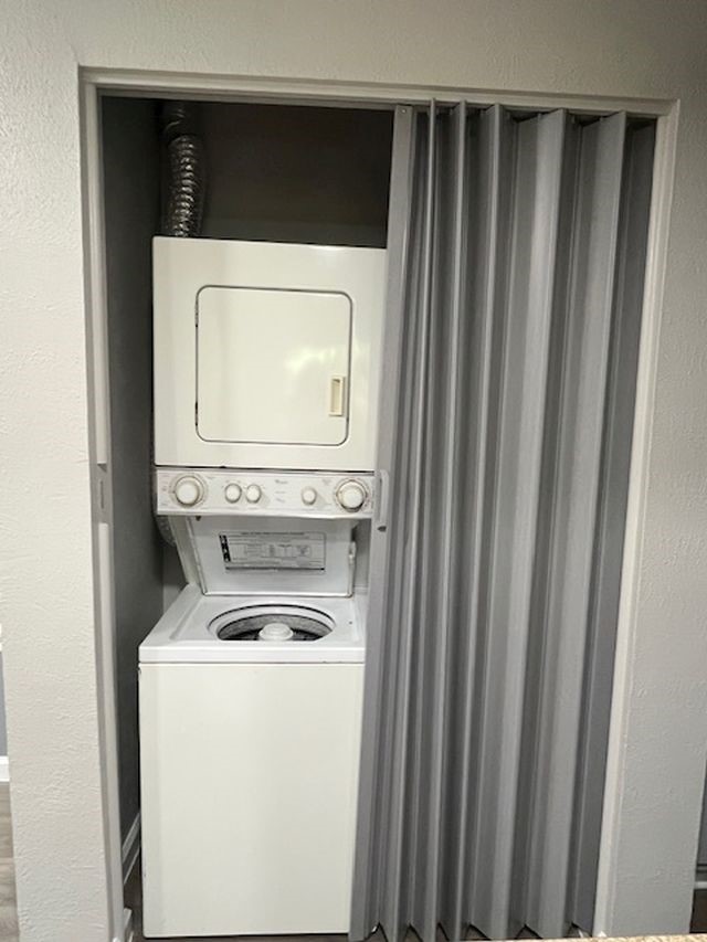 5001 Lamonte Lane, Unit 116 Houston, TX 77092 - Photo 10 of 25 a utility room with dryer and washer