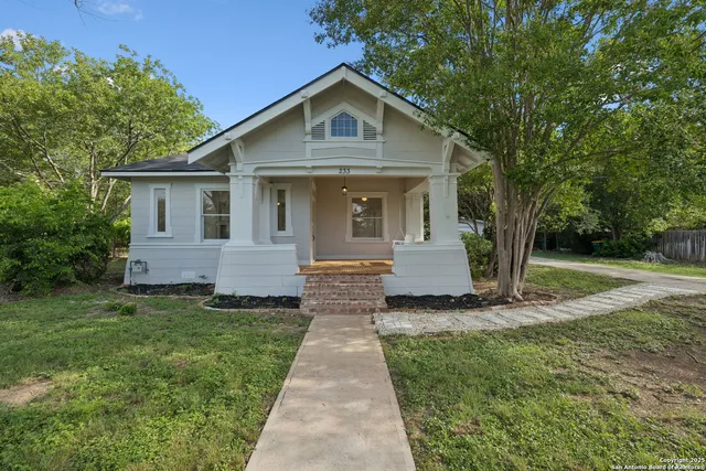 $2,200 | 233 May Street, Castroville, TX 78009