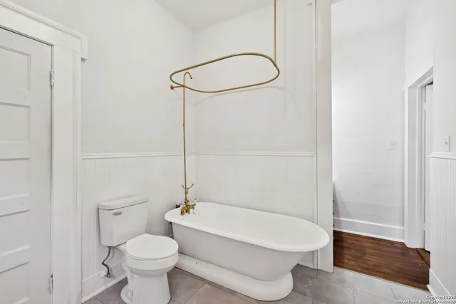 $2,200 | 233 May Street, Castroville, TX 78009