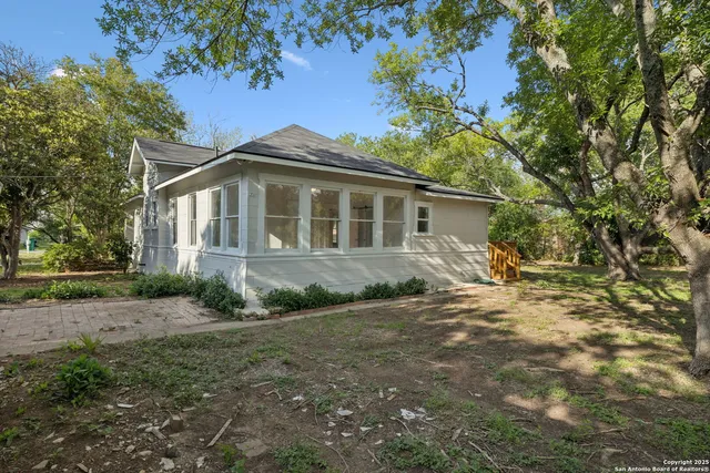 $2,200 | 233 May Street, Castroville, TX 78009