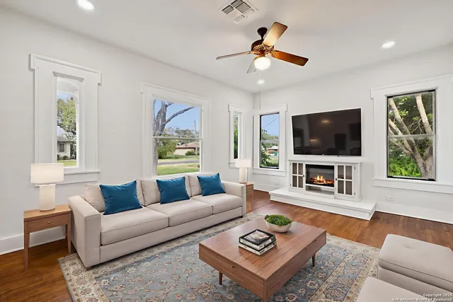 $2,200 | 233 May Street, Castroville, TX 78009