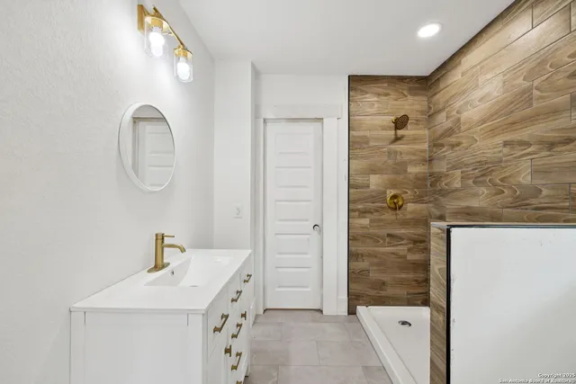 $2,200 | 233 May Street, Castroville, TX 78009