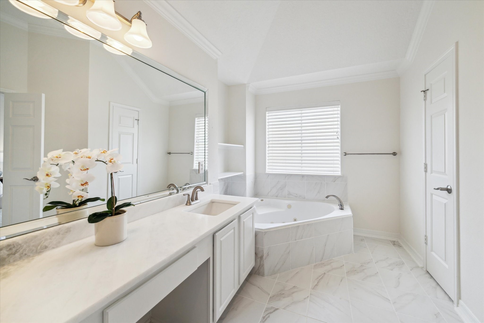 909 Reinicke Street Houston, TX 77007 - Photo 13 of 19 Another view of the primary bathroom.