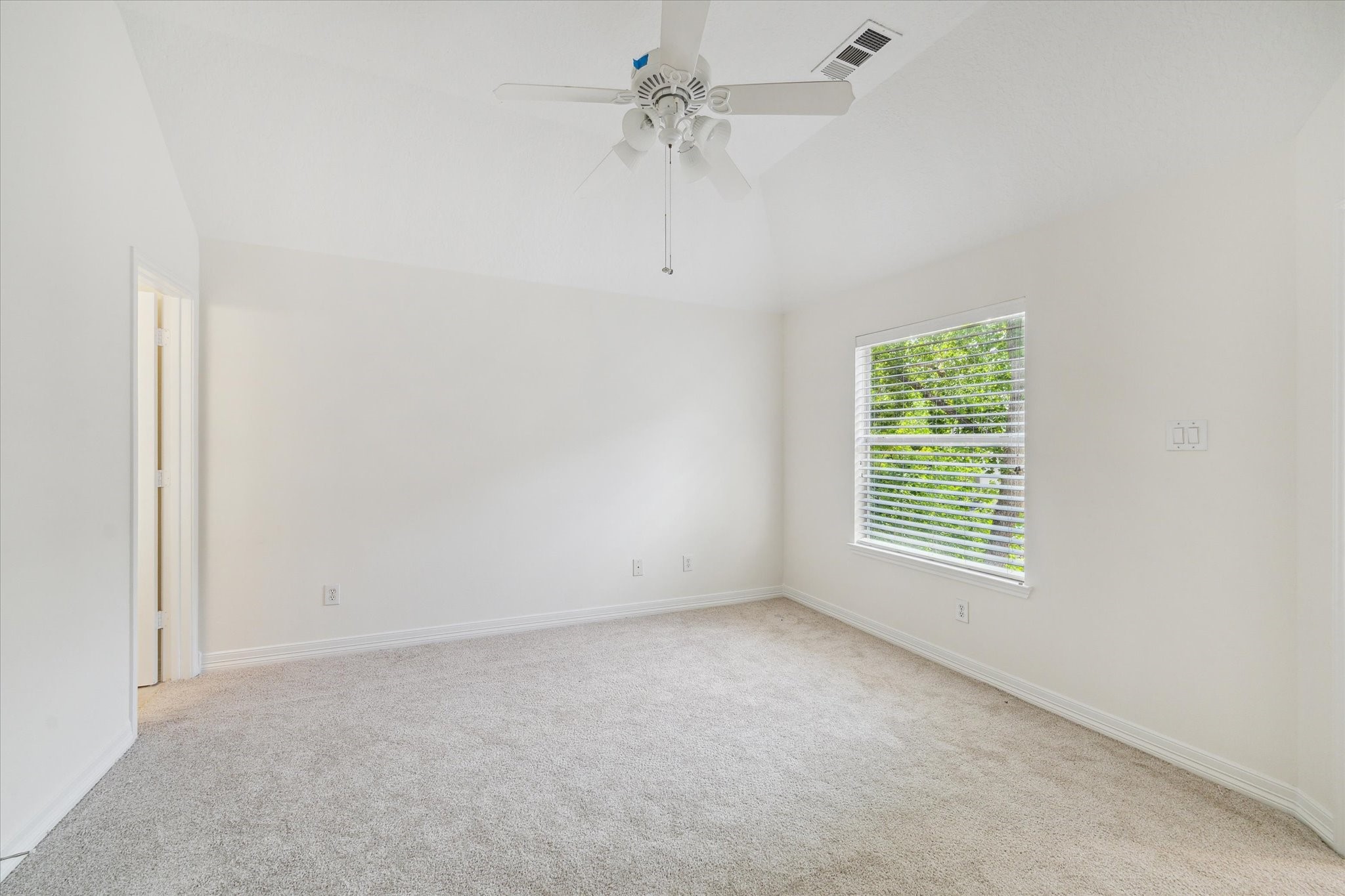 909 Reinicke Street Houston, TX 77007 - Photo 14 of 19 2nd bedroom- located on the 3rd floor.