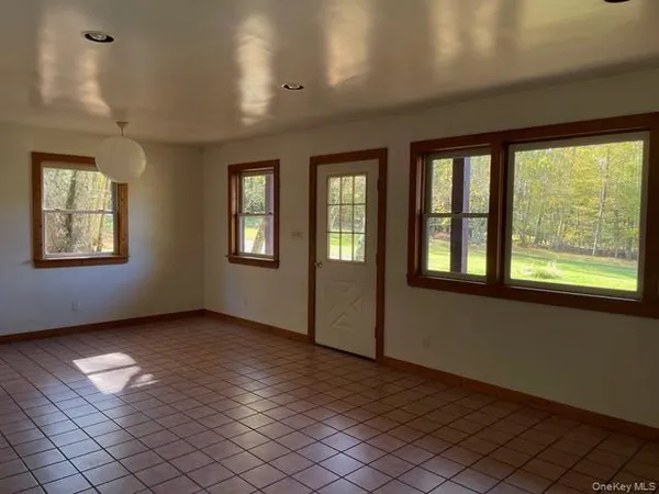 $2,200 | Undisclosed Address, Stone Ridge, NY 12484
