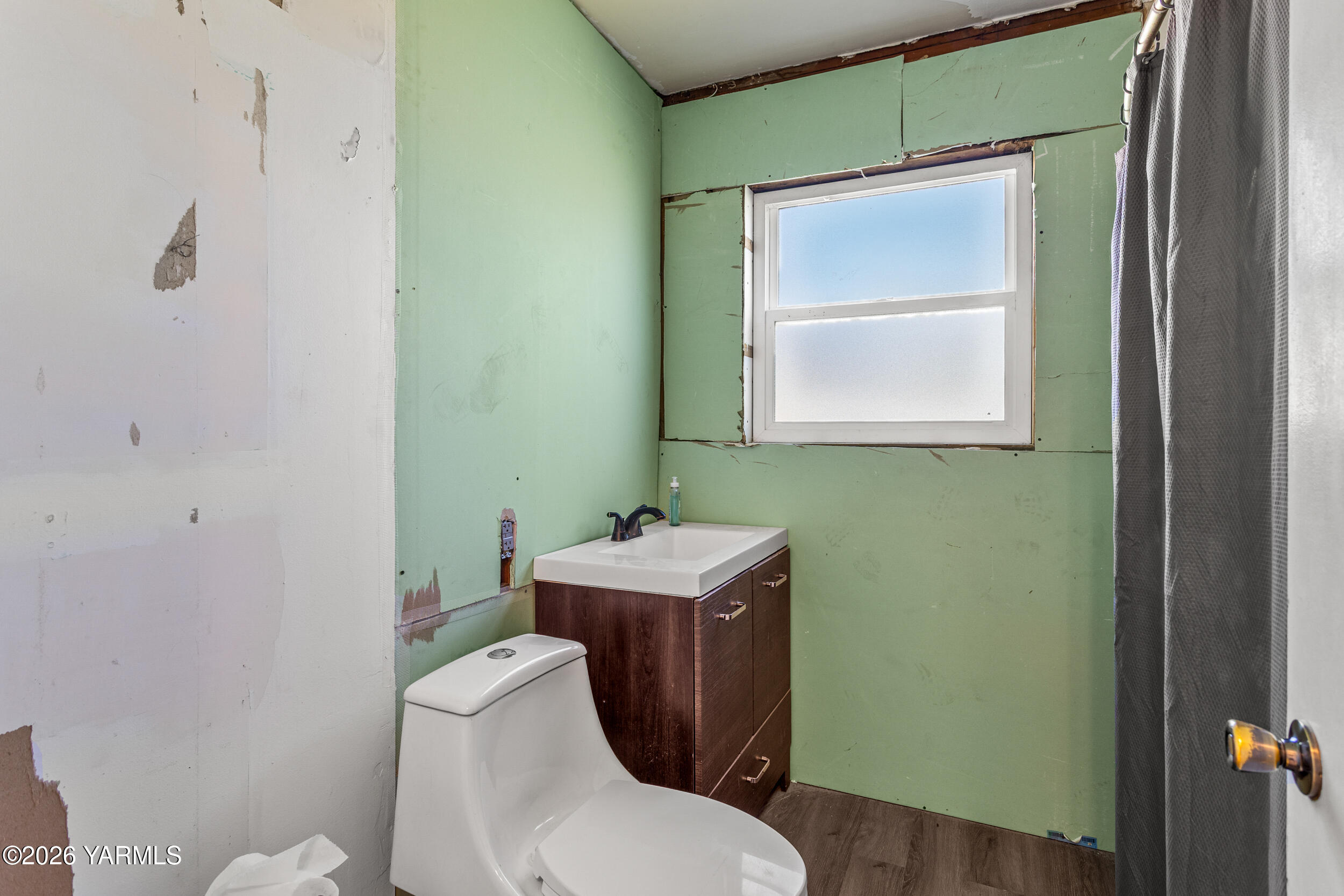 1612 Gordon Road Yakima, WA 98901 - Photo 8 of 27 Full Bath