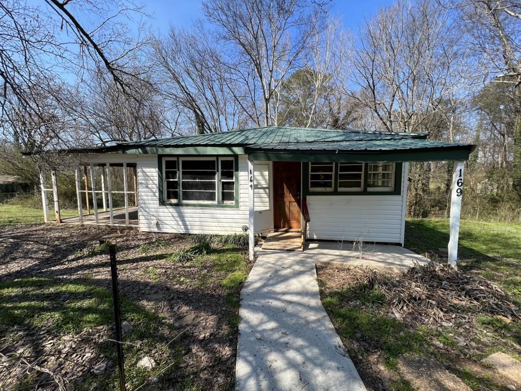 a view of a house with backyard