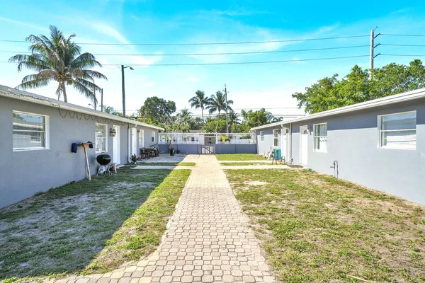 a view of a house with a backyard